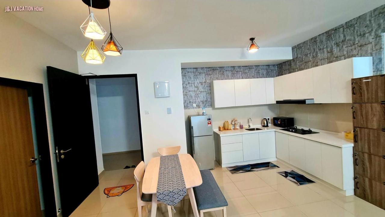 J&J Vacation Home@Novo8 Residence Kampong Tambak Экстерьер фото