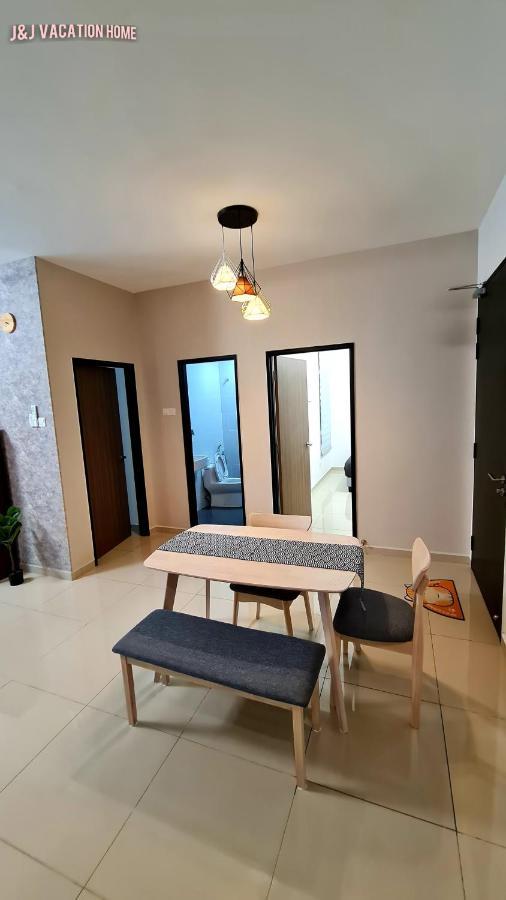 J&J Vacation Home@Novo8 Residence Kampong Tambak Экстерьер фото