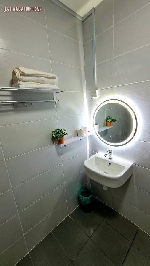 J&J Vacation Home@Novo8 Residence Kampong Tambak Экстерьер фото