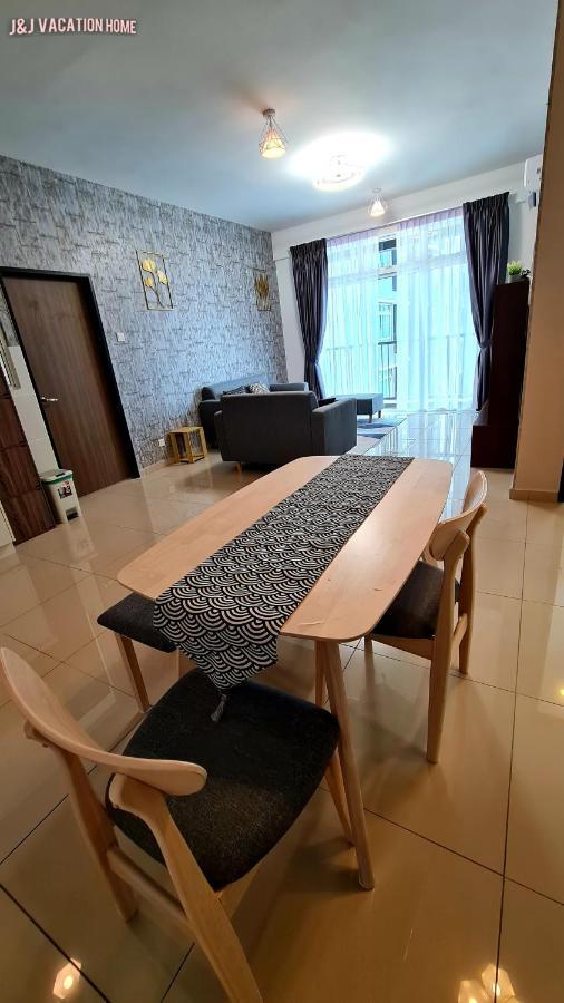 J&J Vacation Home@Novo8 Residence Kampong Tambak Экстерьер фото