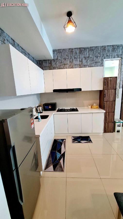 J&J Vacation Home@Novo8 Residence Kampong Tambak Экстерьер фото