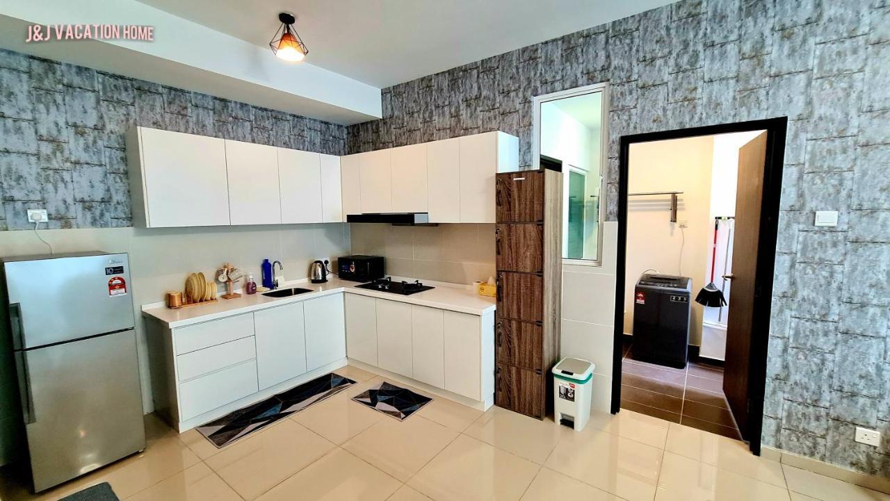 J&J Vacation Home@Novo8 Residence Kampong Tambak Экстерьер фото
