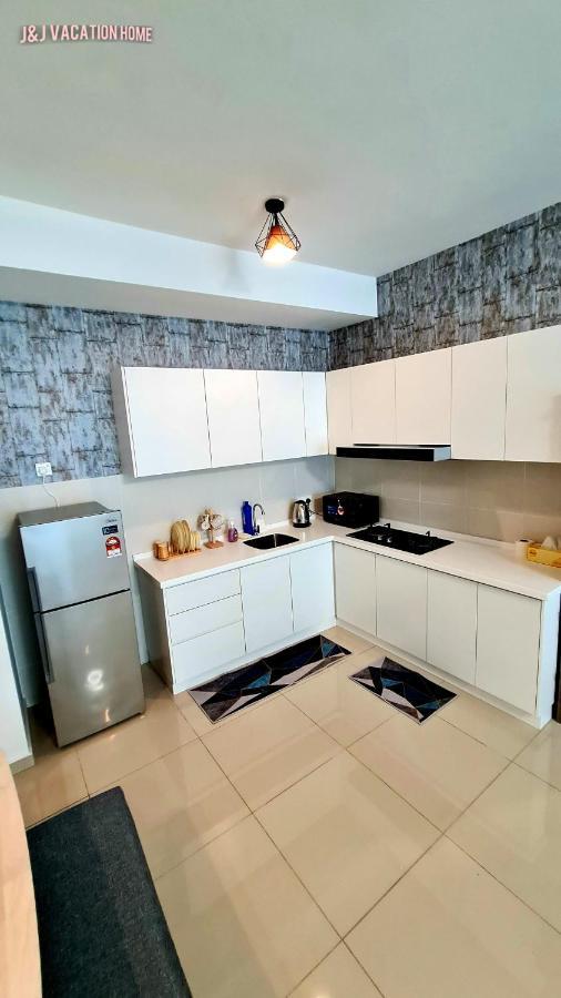 J&J Vacation Home@Novo8 Residence Kampong Tambak Экстерьер фото